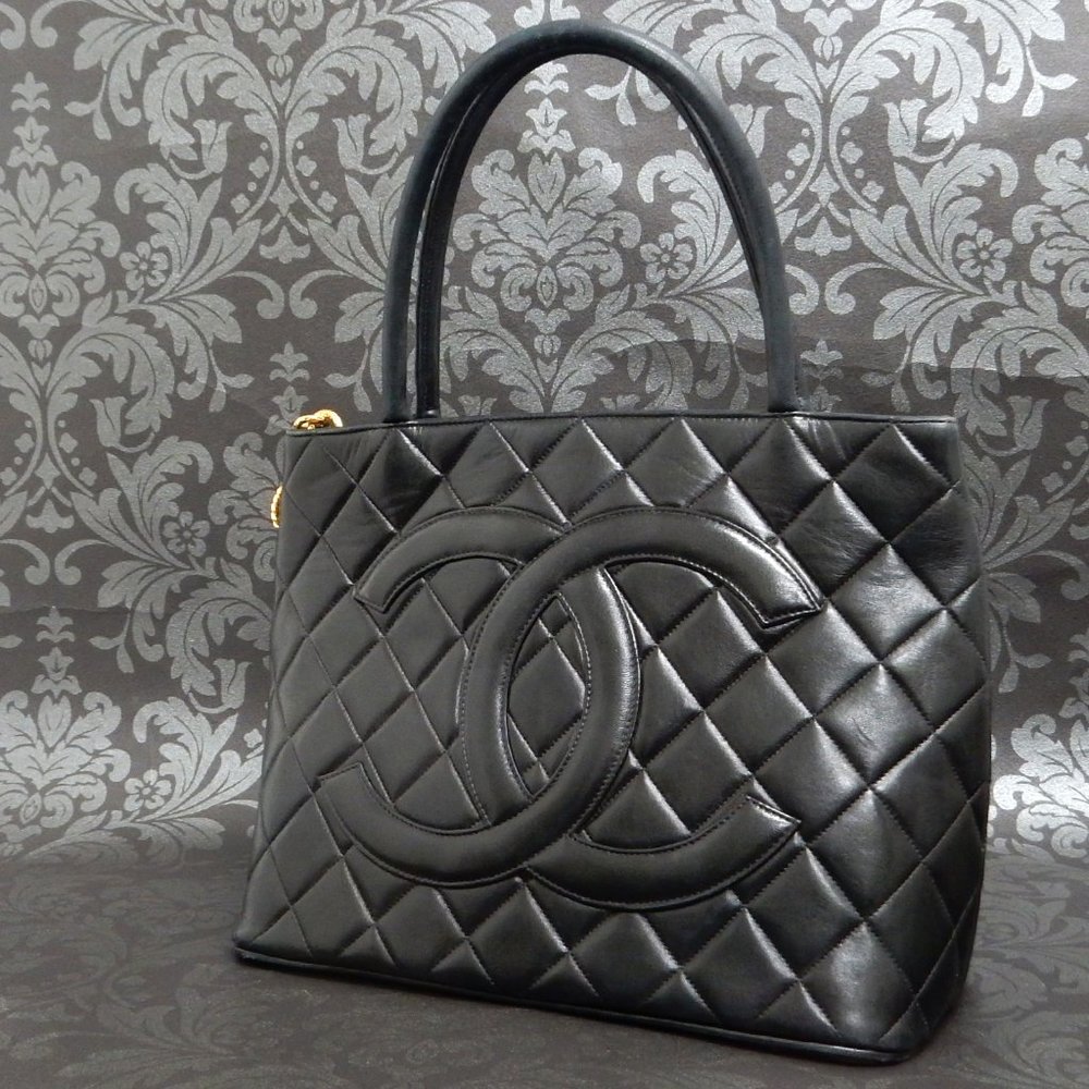 MUST SEE! CHANEL BLACK LAMB SKIN SHOULDER BAG!